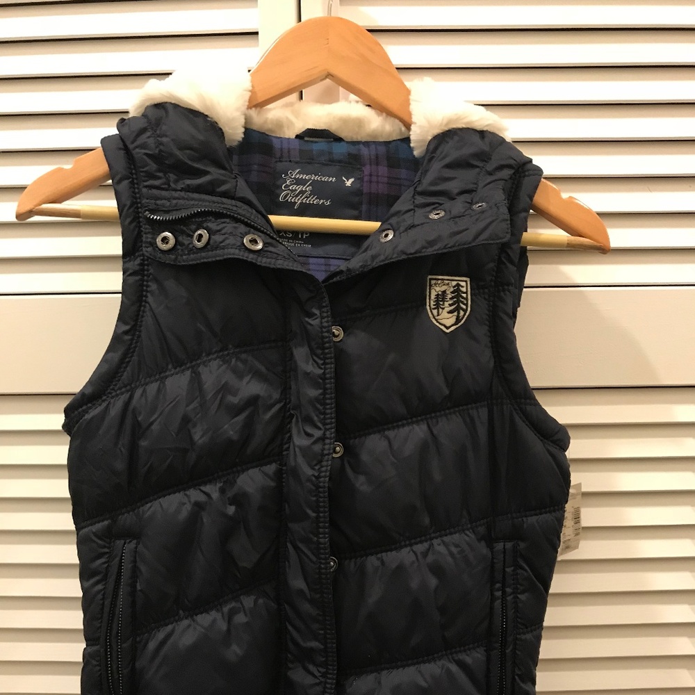American Eagle navy vest with lined hood